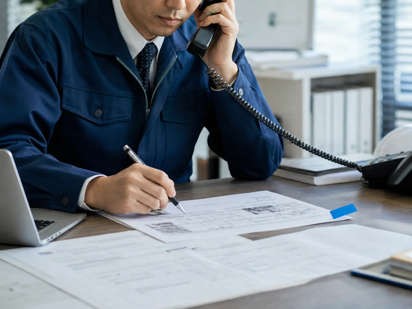 電話を受けながら相談内容を記録する担当者